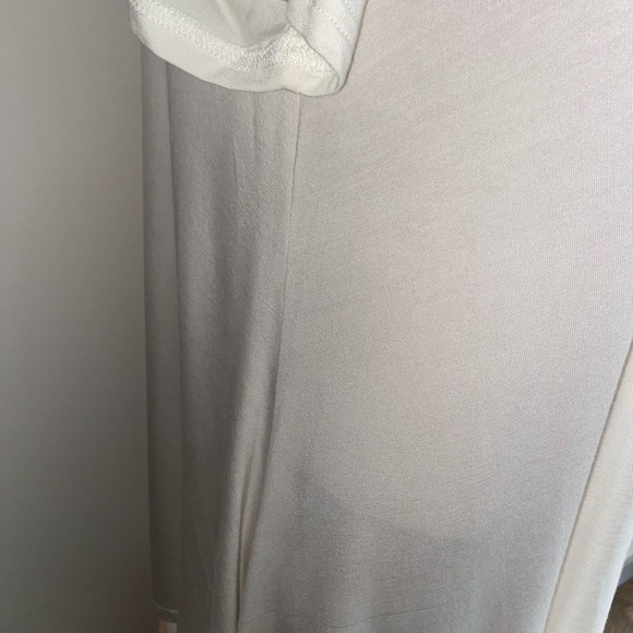 NWT KLD V-Neck Off White T- Shirt with Silver‎ Grommets, Size M - Picture 5 of 8